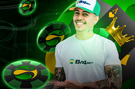 Mc Biel um homem de tatuagens sorrindo e feliz com camiseta da br4bet