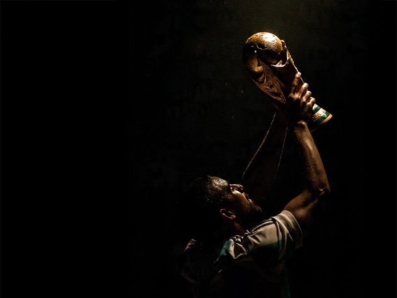 homem levantando a taça da copa do mundo