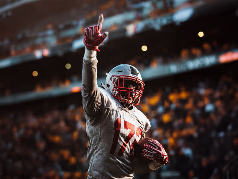 jogador comemorando as regras do futebol americano