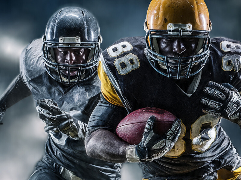 jogadores jogando futebol americano