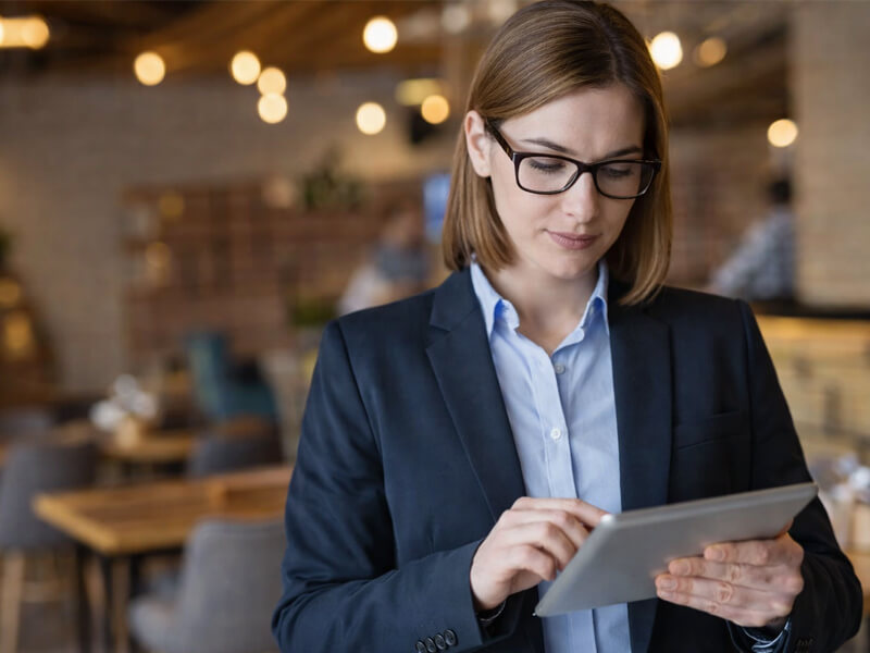 mulher auditando as bet