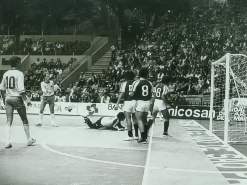 Pessoas jogando futsal em 1930