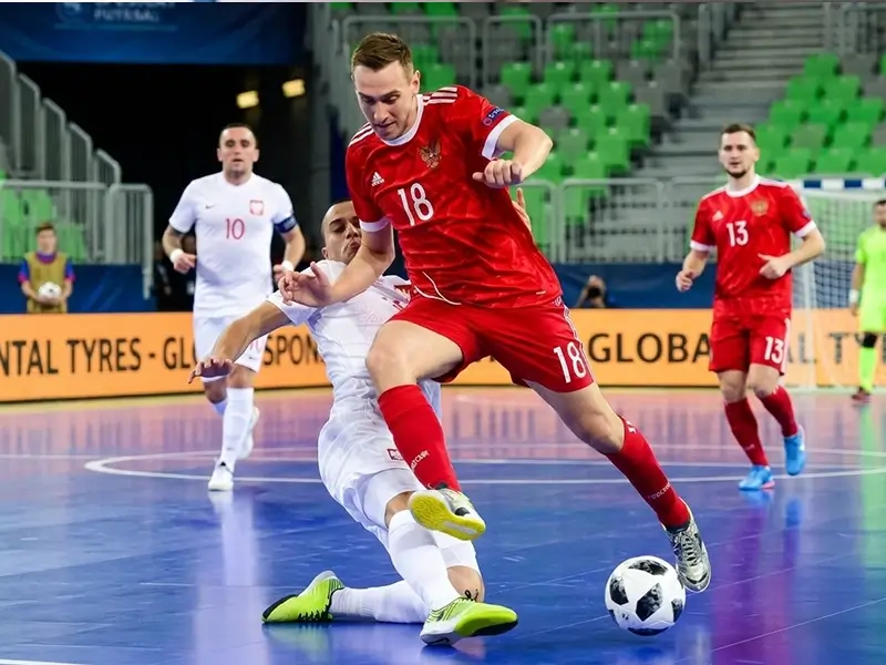pessoas profissionais jogando futsal